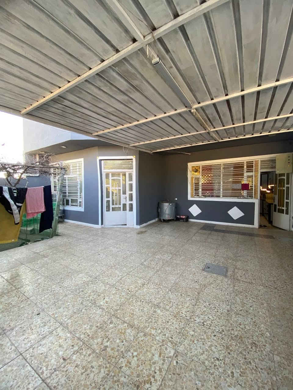 سلام عليكم
دار للبيع المساحة 240 متر ( نوع العقار عقد زراعي )

يحتوي على

كراج كبير مع حديقه 

استقبال ومطبخ 

و3 غرف نوم مع صحيات متكاملة

الموقع بغداد الانتصار طريق الشعب الحسينية مقابيل مستشفى حماد شهاب 

ملعومات اكثر ***********
