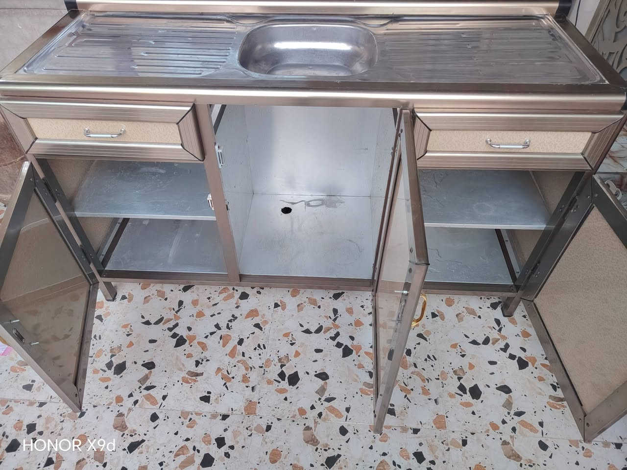 كاونتر تفصال حطاطه 3 أمتار وسنك متر ونص فول نظافه بعده لوك الشراي يتصل أو يدخل خاص *********** مكاني كركوك حي الحجاج
