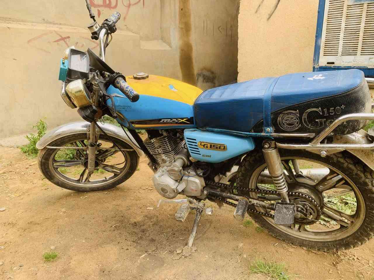 السلام عليكم دراجه سيفان  موديل ٢٠محدث ٢٢ نشاط وشلعه ومعدل فول وتراي وين مايعجبك مفتوح السعر ٣٥٠ وبي مجال .مكاني بيجي ***********
