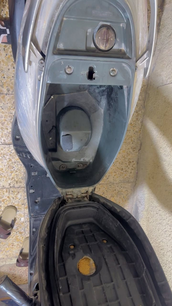 سلام عليكم دراجة بريز نضيفه 140 حلوه كل 15 يوم تبديله دهن من شركه الحسام كهربائيات شغاله اشاير لايت عالي ناصي دبلات بلادي فول هورن شغال  مري ايمن وأيسر تايرات جديده ستان تعليك جديد سعر 750 بي مجال اوراقها موجوده عنوان بغداد المدينة الصدر قرب مكتب السيد رقم ***********
