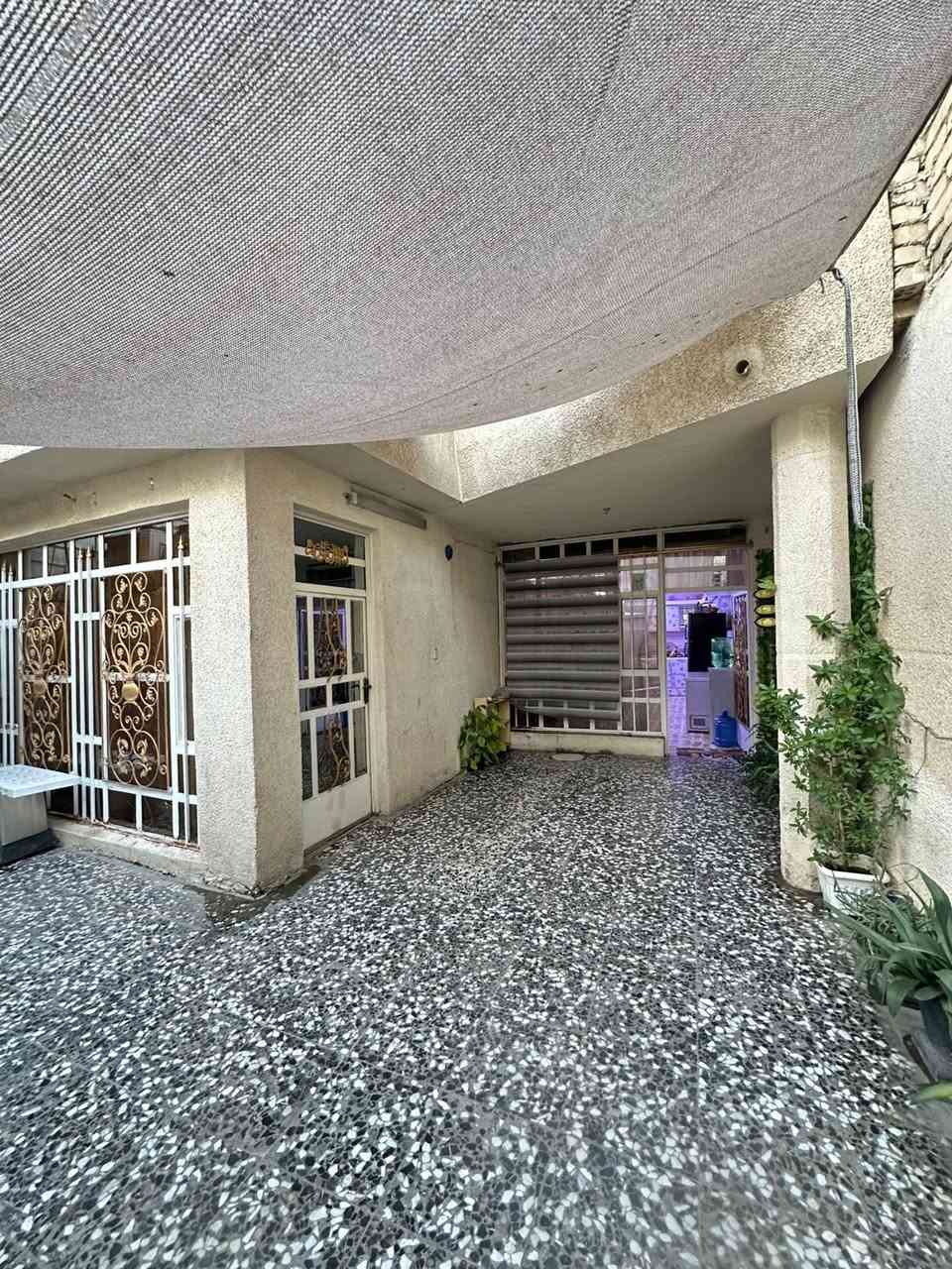 سلام عليكم بيت للبيع في جسر ديالى الساهرون مجاور مدرسه البصائر الابتدائيه المساحه 150 الواجهة 7ونص السعر 175 للاستفسار***********
