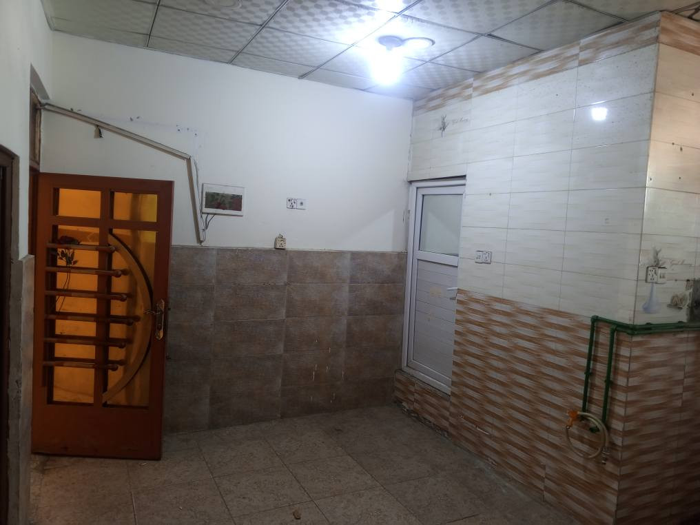 شقه للايجار في حي الجمعيه شارع الوائلي عله شارع العام مباشره قرب مستشفى الاماني بيها غرفه او صاله من ضمن صاله مطبخ نضيفه بناء جديد بيها نت مجاني وطني مجاني مي مجاني بيها كيزر ماء حار بارد بيها تانكي يعني جاهزه مجهزه بس تدفع خط مولده ماطور ماء بيها سعر الايجار ٢٥٠ قفل *********** النجف, العراق
