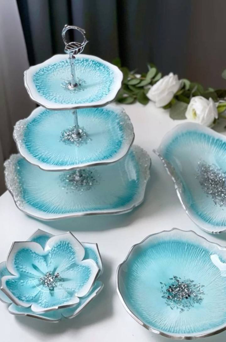 🌙 كوني ملكة الضيافة في رمضان.. فخامة الريزن تزيّن سفرتك! ✨
​رمضان مش بس شهر العبادة، هو شهر اللمة الحلوة والضيافة اللي بتشرف. وعشان سفرتك تكون "غير" السنة دي، جهزنا لكِ تشكيلة رمضان 2026 من الريزن الفخم، بلمسات ملكية وتفاصيل مشغولة يدوياً بكل حب. 🎨
​💠 مجموعة "الضيافة الرمضانية" المميزة:
​المضايف الملكية: مضايف تمر وحلويات بتصميمات مرخمة وأطراف ذهبية، بتخلي ضيافتك قطعة فنية.
​صواني التقديم الفاخرة: صواني ريزن صلبة ومقاومة، بتنسيقات ألوان ساحرة (ذهبي، فيروزي، أو أبيض ملكي).
​كوسترات (Coasters) رمضانية: قواعد أكواب بتصاميم مستوحاة من الزخارف الإسلامية أو مطعمة بعبارات "رمضان كريم".
​مباخر الريزن: لإضافة لمسة بخور ساحرة مع تصميم عصري يكمل أناقة المكان.
​✨ تميزي بـ "التفصيل حسب الطلب":
​لأننا بنعرف إنك تحبين التميز، تقدرين تطلبين طقم الضيافة الخاص بكِ:
✅ اختيار الألوان: تنسيق الطقم مع لون أثاث منزلك أو مفرش السفرة.
✅ إضافة الأسماء: إمكانية كتابة اسم العائلة أو عبارات ترحيبية بالخط العربي الأصيل.
✅ الجودة: نستخدم أفضل أنواع الريزن العالمية لضمان لمعان دائم وقوة تحمل.
​💡 نصيحة: أطقمنا هي الهدية المثالية "لست الحبايب" أو "لبيت العيلة" بمناسبة قرب الشهر الفضيل.
​⏳ ابدأي التجهيز من الآن!
​بسبب الإقبال الكبير ودقة العمل اليدوي، نستقبل الطلبات المخصصة لشهر رمضان من الآن لضمان وصولها لكِ قبل أول يوم سحور. 📦
​📥 للتواصل، الاستفسار عن الأسعار، أو لمشاهدة كاتالوج التصميمات:
أرسلي رسالة "تم" في التعليقات أو تواصلي معنا عبر الخاص.
​#رمضان_2026 #ريزن_رمضان #ضيافة_فخمة #ديكور_رمضان #صواني_ريزن #هدايا_رمضان #شغل_يدوي #ResinArt #مضايف_ريزن


**إذا كنت صاحب هذا الإعلان وتريد حذفه لأي سبب، رجاءا أرسل رسالة إلى الدعم الفني**