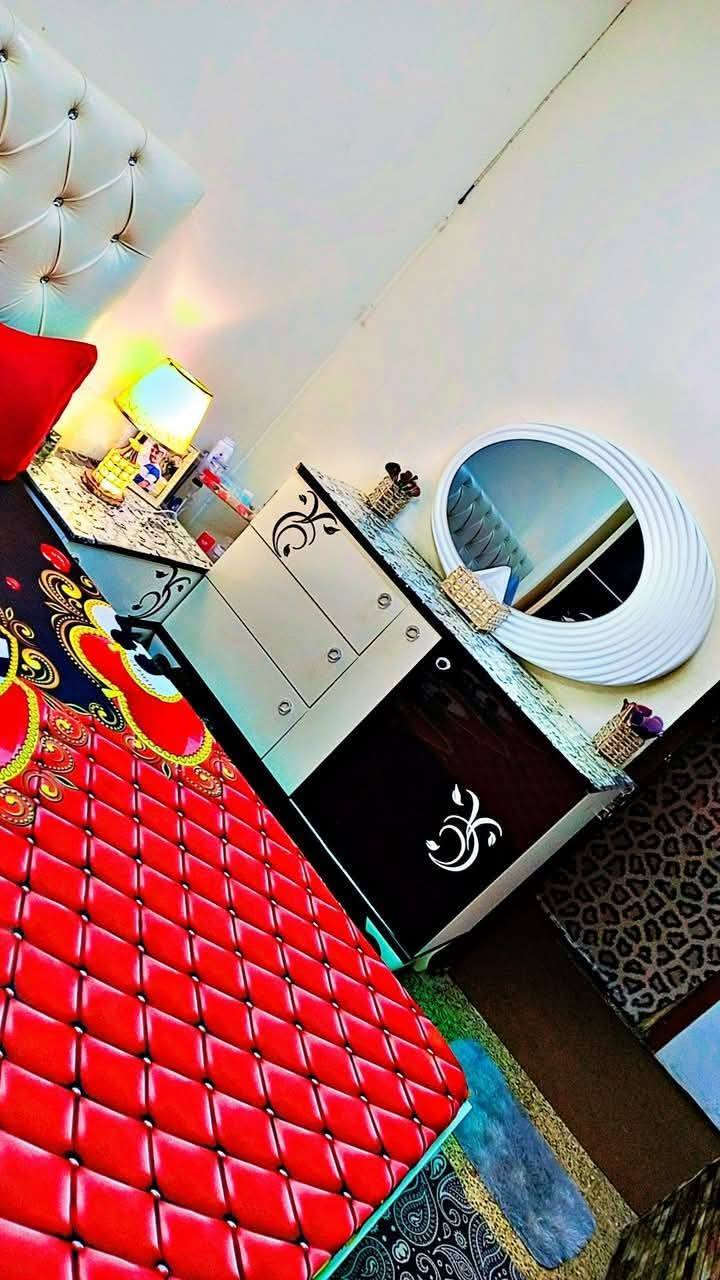 غرفه نوم تركية باب اول نضيفه كلش تخت صوميه عراقيه صاج تفصال ٧ قطع اناره كومديات ثريات شغاله موجوده احنه شايليهن مرايه طويله زاويه هم شايليها لضيق المكان ب٥٠٠ وبيها مجال العنوان سيديه


**إذا كنت صاحب هذا الإعلان وتريد حذفه لأي سبب، رجاءا أرسل رسالة إلى الدعم الفني**