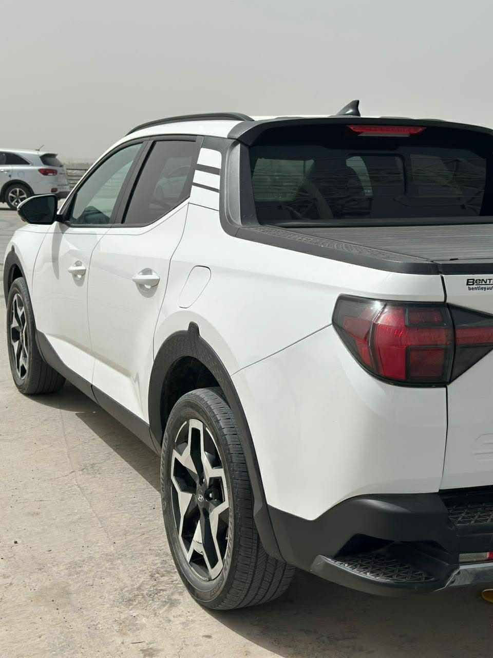 هونداي سانتا كروز 2023 ( Limited ) وارد أمريكي ليبل واحد حادثها موضح بالصور فقط خارجي وغراض الخارجيه وياها ندزت 
السيارة فول مواصفات 

اربع وضعيات قيادة ( Sport ,Normal,Smart,Snow )

اربع كاميرات محيطيه 360 درجة 

فتحة سقف 
محرك 2500 تيربو

كشنات جلد ( تدفئة و تبريد ) ثلاث درجات مع مساج 

رادارات 360 درجة 
كامرات 360 درجة 

نظام تحديد مسار و النقطة العمياء 

قيادة شبه ذاتية 

مثبت سرعة و تنبيه ما قبل الاصطدام  

شاشه تدعم ابل كار بلي واندرويد اتو 

كشنات تدفئه تبريد 

سايد بريك دكمه 
صندوق مغلق بقفل
شاحن وايرلس 
منفذ طاقة 220V
بعد مواصفات هواي
السعر ١٨٠ وبيها مجال او مراوس بأقل


**إذا كنت صاحب هذا الإعلان وتريد حذفه لأي سبب، رجاءا أرسل رسالة إلى الدعم الفني**
