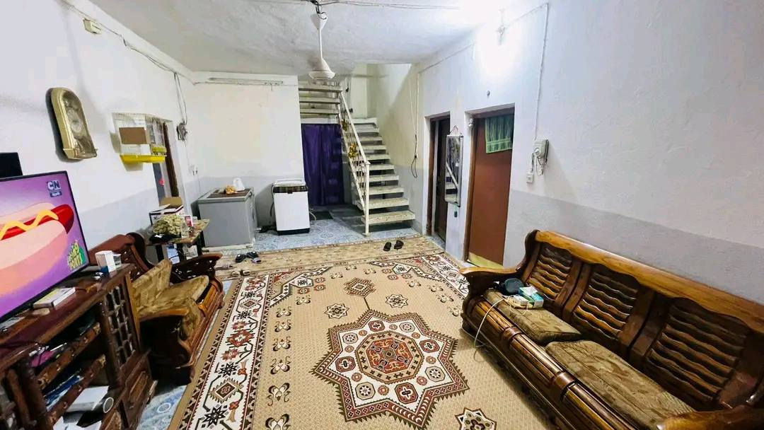 اعلان 
بيت بالعصافير مساحه 210 م ركن 
مقابل خدمات 
 طابقين 
 ط 1يتكون من غرفتين وصاله ومطبخ واستقبال وصحيات داخليه وخارجيه 
ط2 يتكون من غرفتين وصاله وصحيات 
بسعر 95 مع المجال 
تفاصيل اكثر مراجعه مكتب الساع الساعي للعقار 
او الاتصال بالارقام التاليه 
***********
***********
***********
عنوان المكتب سايدين حي الشرطه مقابيل اسواق ريتاج 🧿
