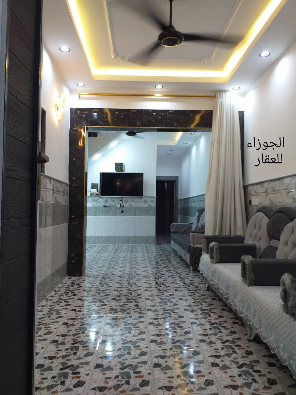 للبيع
دار سكني بناء حديث نظيف جدا بناء مهندس في حي الوحدة الثانية ( المفوضية ) قرب المولدة الحمراء ( المربع المميز )

سند طابو الزهور شرط التحويل

المساحة ١٠٠ متر / الواجهة ٥ × ٢٠ / طابقين ونص / يقع على شارع بعرض ١٥م

الطابق الأول يتكون من غرفة نوم - هول - مطبخ - استقبال منور - كراج - حمام - تواليت خارجي وداخلي 

 الطابق الثاني : ٢ غرف نوم / هول / صحيات / بلكونة

النص طابق غرفة كبيرة وبيتونة واسعة 

في كل طابق غرفة سويت

الواجهة سيراميك - الارضية بورسلين والجدران سيراميك - سقوف جبسن بورد ومغربي

السعر ١٢٥ مليون قابل للتفاوض
الدلالية ١%

للتواصل مراجعة مكتب الجوزاء الكائن نهاية السايدين المؤدي الى مدرسة الوحدة وجامع الرحمن

او الإتصال على الأرقام التالية في الأوقات من الساعة ١٠.٣٠ صباحاً لحد الساعة ٩ مساءً :
***********
***********

يوجد لدينا عروض اخرى بنفس المنطقة

لعرض عقاراتكم من بيع وإيجار راسلونا عبر صفحتنا او إتصلو بالأرقام أعلاه او زورو موقعنا

تابعو صفحتنا لتصلكم عروضنا اولاً بأول

#مكتب_الجوزاء_للعقار وسيطك العقاري الافضل

