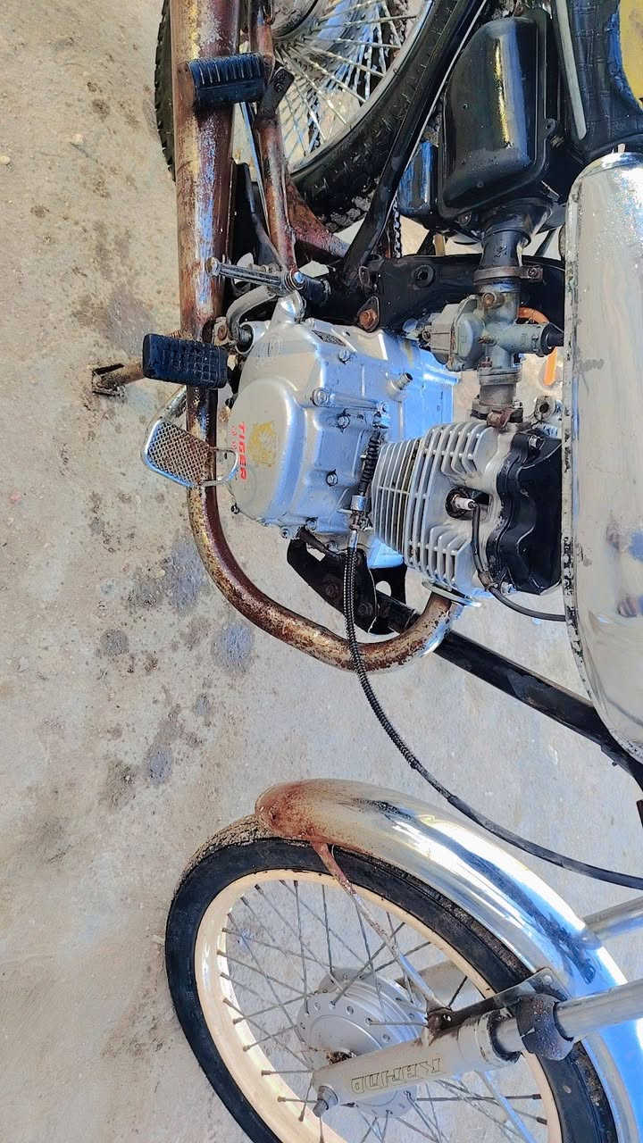 السلام عليكم دراجه للبيع المكان سده الهنديه السعر ٢٠٠ وبيهه مجال والشراي يتصل ع هاذا الرقم ***********
