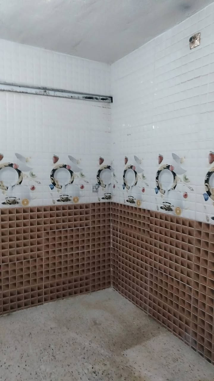 بيت للايجار ١٠٠متر الاسكان الصناعي نزلت الجامع غرفه وصاله وديوانيه ومطبخ وطارمه زغيره ومنور وسطح يجار ٢٥٠ قفل تصال *********** اقرةتفاصل عدل ال تخابرني
