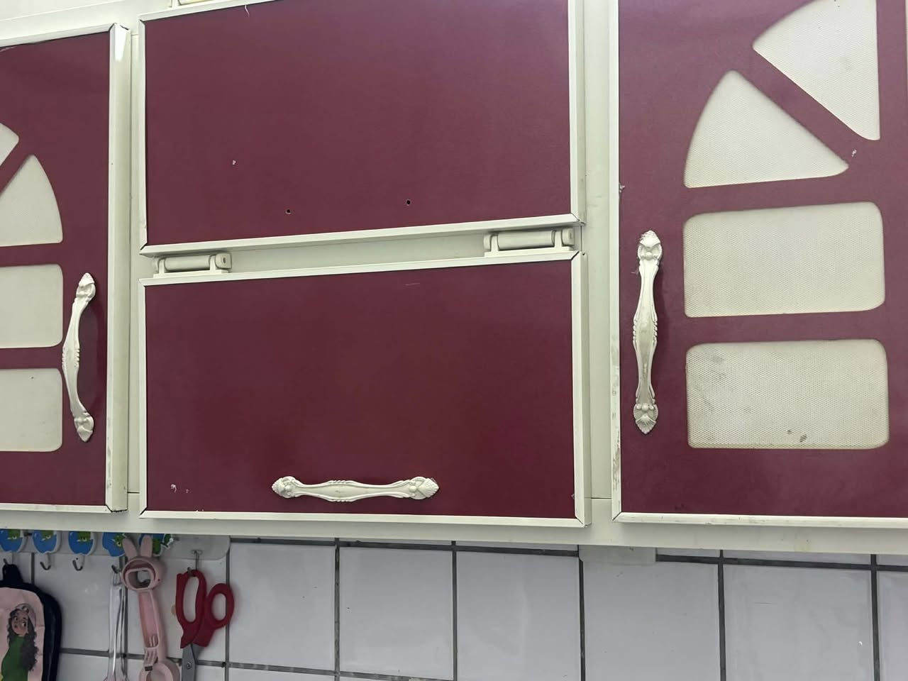 السلام عليكم عندي كاونتر احمر كرزي بيه نقص جرار وشوي تضبيطات مكاني حي العامل شارع ٣٠
*********** سعر١٧٠ وبيه مجال
