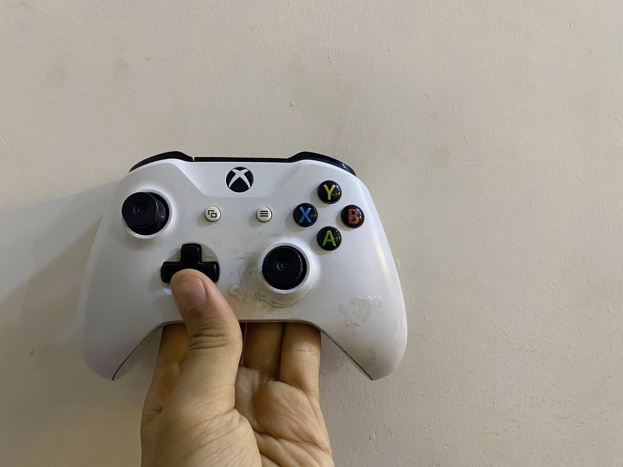 متوفر x box one s 
اللون ابيض 
واحد تيرا 1T 
اثنين يدات اصليات بس وحده بيها درفت 
Fifa 24 مملوكة
السعر ٢٠٠ وبي مجال للشراي 
( الشعلة - السلاميات )
*********** او التواصل ع خاص
