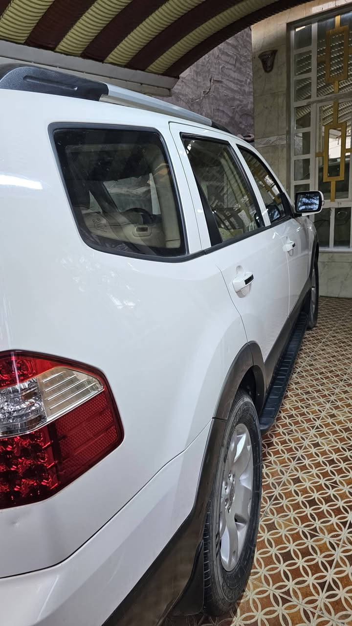 كيا موهافي 2014
المواصفات الفنية للسيارة: عداد 150.000km

*   **المحرك:** V6 سعة 3800 سي سي.

*   **الميزات الخارجية:**

    *   رشاشات ماء للمصابيح الأمامية.

    *   مصابيح زينون.

    *   مرآة خلفية ذاتية التعتيم.

*   **الميزات الداخلية:**

    *   مقاعد أمامية كهربائية ومدفأة.

    *   صندوق أمتعة كهربائي (شفط).

    *   كاميرا خلفية.

    *   وظيفة تخزين وضعيات المقاعد.

    *   نظام دفع رباعي (4x4) بثلاثة أوضاع (ثقيل، خفيف، أوتوماتيكي).

    *   نظام تكييف هواء ثلاثي المناطق مع تبريد ممتاز.

    *   ثلاجة داخلية.

    *   سبعة مقاعد.

    *   نظام تشغيل بصمة مع بصمتين.

**حالة السيارة:**

السيارة استعمال شخصي ومحدود. خالية من أي رش أو حوادث باستثناء استبدال صندوق الأمتعة بقطعة أصلية من الوكالة. السيارة بحالة ممتازة وجاهزة للاستخدام، مع ضمان على ناقل الحركة والمحرك. تتميز بقوة وأداء عاليين، وتعمل بوقود البنزين العادي حتى مع تشغيل التكييف دون أي تأثير على الأداء. تم تجهيزها بإطارات جديدة، وفحمات ومكابح جديدة.

**معلومات إضافية:**

السيارة مسجلة في ديالى وباسمي، ويمكن نقل الملكية في اليوم التالي للشراء.
السعر 158$
الموقع: بعقوبة.

للتواصل: ***********، ***********.
