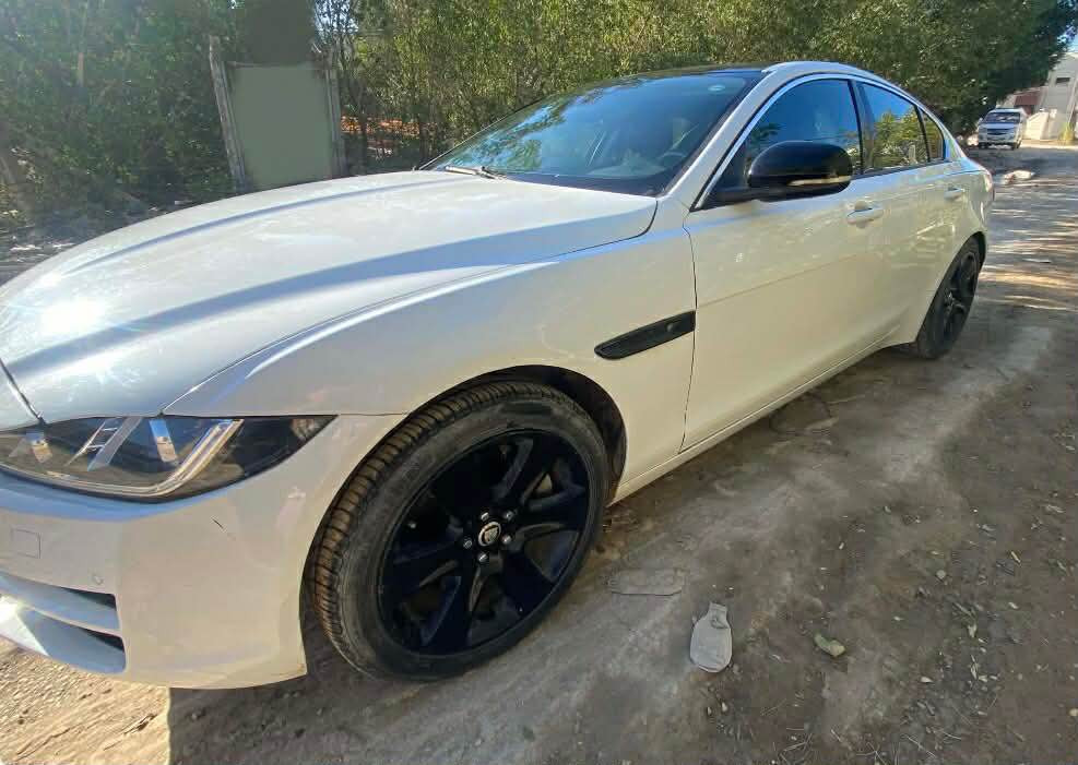⚠️السلام عليكم⚠️
🔱للبيع جاكوار XE موديل 2017 بيضاء اللون🔱
قمة الفخامة و الاداء الرياضي
فول مواصفات
🔅بانوراما 
🔅تشغيل بصمة
🔅كير ماوس
🔅كشنات جلد اسود كهرباء
🔅جنطة كهرباء
محرك 2000 تيربو - 4 سلندر 
فحص مروري و هزة مجددة نهاية 2026
السنوية مجددة نهاية 2030 
رقم اربيل تحويل مباشر 
السيارة باسمي 
⚜️مكان السيارة: بابل/ حلة/ شارع ٦٠⚜️ 
*********** حلة, بابل

