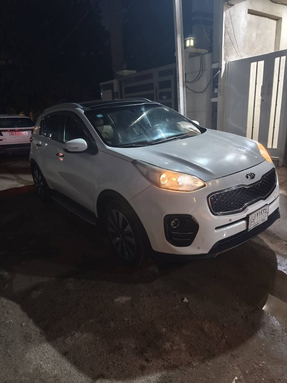 السلام عليكم للبيع او المراوس حسب القناعة
$$ سبورتج خليجي $$
1- الرقم بغداد بأسمي تحويل ثاني يوم 
2- الموديل 2017
3- اللون ابيض سقف اسود بانوراما
4- المواصفات 1/1 فول 
5- مكينه 2000 دوش ( بانزين عادي )
6- كير At
7- بصمة تشغيل 
8- بصمة ابواب مع نظام ترحيب
9- جنطة كهرباء  
10- كراسي جلد مطعم  داخل بيجي 
11- كراسي أمامية كهرباء 
12- كراسي خلفيه قابله للطي
13- بانوراما طگتين
14- 3 أنظمة سياقه Eco/Normal/Sport 
15- مانع انحدار (نظام مساعد)
16- Auto Hold 
17- حساس P 
18- مانع تزحلق
19- AWD
20- هاند بريك بصمة
21- منافذ شحن أمامي وخلفي + اواكس + شاحن لاسلكي
22- مسجل لمس 
23- شاشة اعطال بالدشبول مع تحكمات ستيرن ( اوامر صوتيه + تحكم صوتيات +كروز سرعة ) 
24- كاميرا دواره 
25- حساسات أمامية وخلفية
26- حساس مطر (تشغيل ماسحات)
27- لايت متحسس ضوء ( زنون حاليا مع وجود اللايت الاصلي )
بالأضافه لنظام تشتيت اضواء السيارات بالمري الجانبية والوسطية مع زر تسجيل
28- تخم تاير ( 5 ويل كب شركة )
 29- تخم دسكات أمامي وخلفي
 30- تبديل منظومة التبريد بالكامل جديد ( فريز + كمبريسر+ صوندات تبريد + بخاخ + راديتر تبريد )
31- تبديل راديتر وإدامة منظومة حرارة محرك  ( حماوة )
32- إدامة منظومة بانزين بالكامل مع تبديل فيتبم وقاعدة جديد 
33- إدامة غرفة احتراق وحساسات بالكامل 
34- ممشى السياره 137 كيلو
35- السعر 180$ قابل للتفاوض
ملاحظة السياره ماناقصها شي  الصور موضح بيها كل شي حتى الرصعه 
رقم الهاتف *********** للاتصال ومتوفر واتساب وفيس
