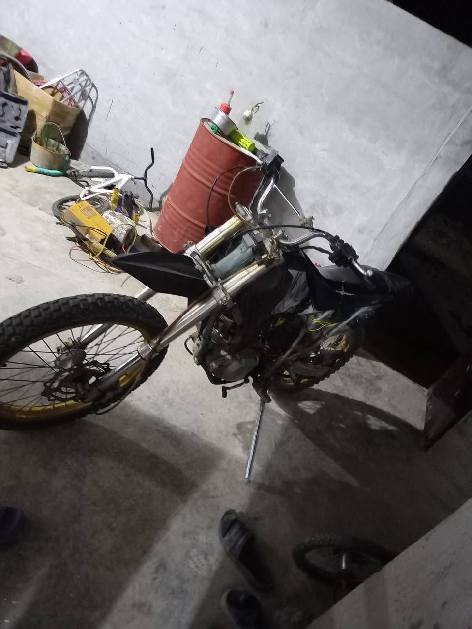 سلام عليكم دراجة قفاز للبيع مكينة 250 سيسي موديل 18 اوراق
العنوان / كربلاء 
السعر / 500 الف وبيه مجال 
رقم التواصل / ***********
