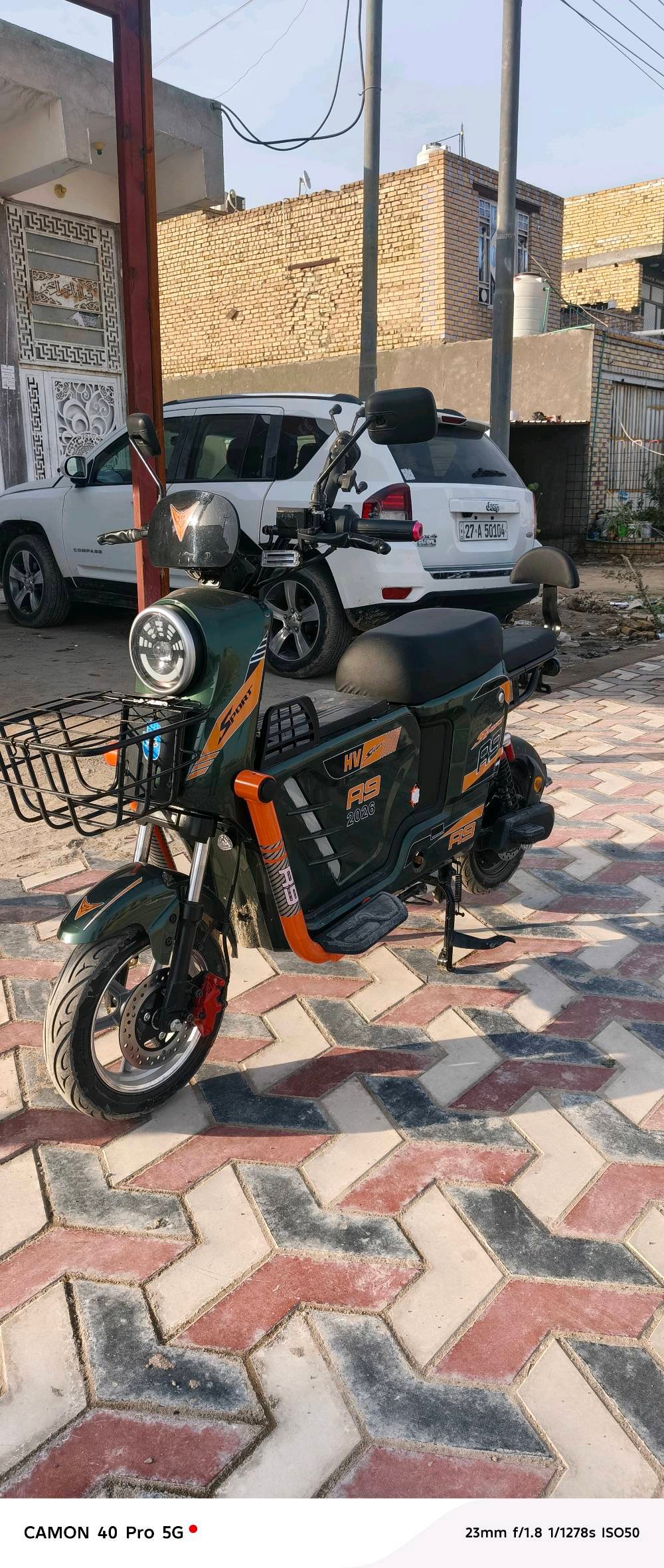 دراجة كهربائية أنيقة موديل R9، مثالية للتنقل داخل المدينة بأسلوب ومريح. الجهاز بحالة ممتازة ومزود بسلة أمامية لتسهيل نقل الأغراض. التصميم مميز بألوانها العصرية الجذابة.