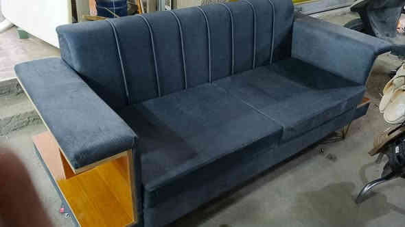 سلام عليكم قفتفه ثلاثيه جديده توصا شغل درجه اوله مقعد مندر متحرك سفنج طبي يده امل رف كلا بلوك قنفه ثقيلا مال عمر سعر 100 الف قفل  *********** مكاني شعب
