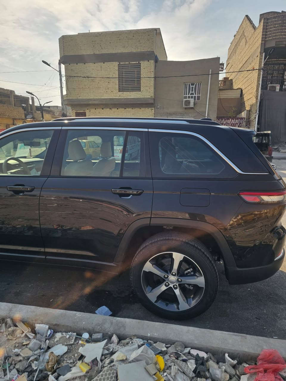 جيب كراند شيروكي 5 راكب لمتد بلص
الموديل: 2023 (خليجي) رقم بغداد
 
المحرك: ‎  V6 3.6L
العداد: (20 الف كيلو) 
المواصفات:
* دفع رباعي 4x4. 
* رادار امامي مع مانع تصادم. 
* تحذير الخروج عن المسار . 
* تحذير النقطة عمياء ⚠ .
* نظام تحذير عند التقاطعات.  
* نظام تقليل الضجيج داخل المقصورة. 
* إناره محيطيه
* شاحن موبايل وايرلس. 
* تعديل وضعيات مقود السائق كهربائيا. 
* مرايا تعتيم ذاتي. 
* نظام الصوت من الپاين 10 سماعة. 
* ويل قياس 20 انج.
* سقف بانوراما.   
* شاشه كبيرة 10.1 انج . 
* نظام الخرائط (GPS).
* لوحة القيادة بقياس 12 أنچ. 
* كير شفتر بالستيرن. 
* كاميرا محيطية 360 درجة. 
* 4 كاميرات خارجية مع بخاخات ماء للتنظيف. 
* كاميرا للمرأة الداخلية. 
* المصابيح الأمامية LED.
* كشافات الضباب LED. 
* دخول ذكي. 
* بصمة على 5 ابواب للدخول الذكي. 
* تشغيل عن بعد.
* الصندوق الخلفي كهربائي.
* فرش المقصورة الداخلية من الجلد الفاخر.
* ذاكرة لحفظ وضعيات الجلوس للسائق. 
* المقاعد الأمامية كهربائية.
* المقاعد الأمامية تبريد وتدفئة.
* المقاعد الخفية تدفئة.
* ستائر للشبابيك الخلفية.
* حساسات امامية. 
* حساسات خلفية. 
* 5 راكب.
* مكيف خلفي مع وحدة تحكم منفصلة. 
* تدفئة ستيرن. 
* مانع تصادم خلفي.
* بلوتوث تلفون. 
* محدد سرعة. 
* نظام التشغيل والاطفاء الاوتوماتيكي ( Auto Start System ).
*ب390 بيها مجال قليل 
بيها فقط طخه كلش صغيره موضحه بأخر صوره الباقي كفاله عامه
***********
***********
