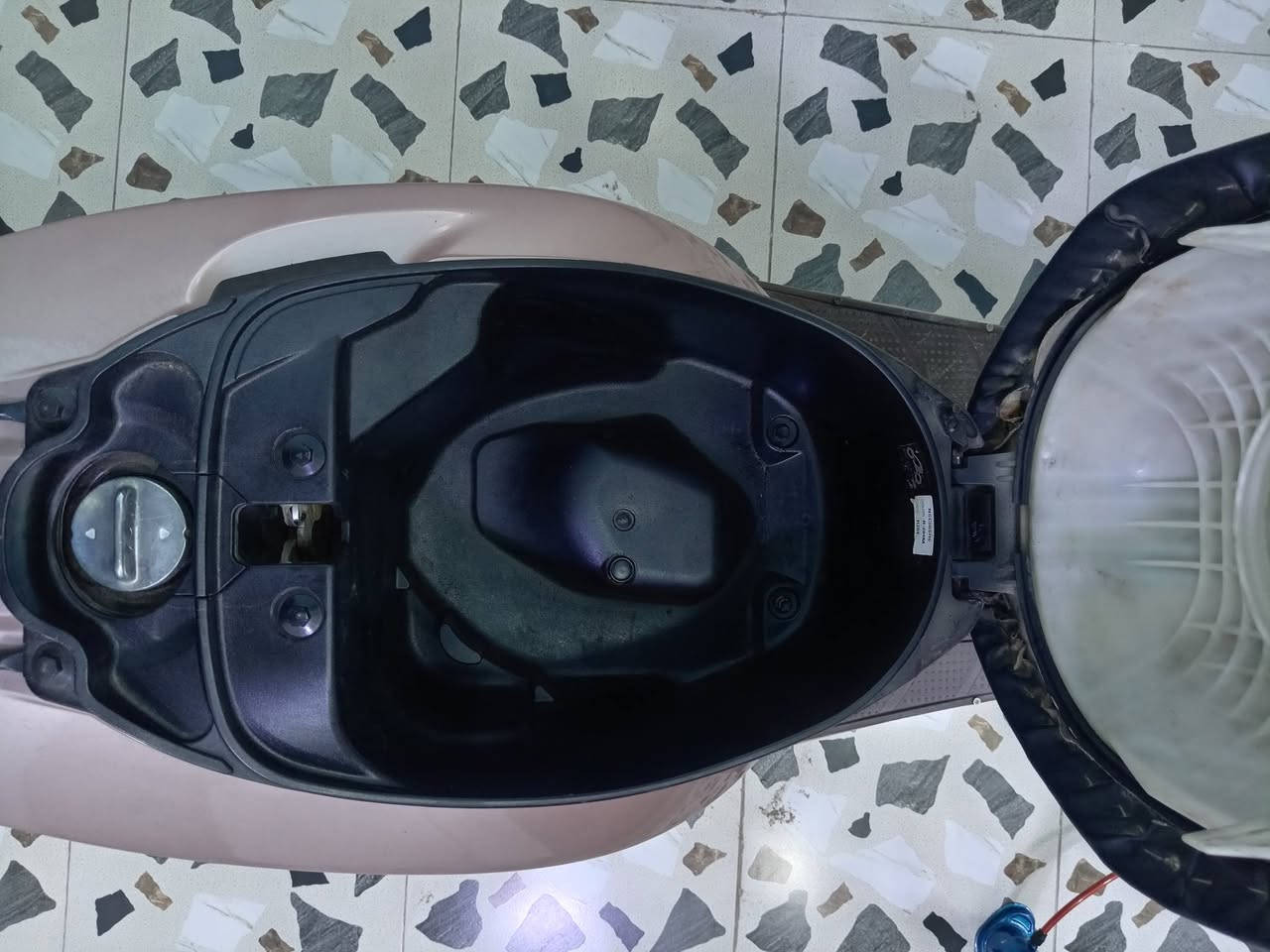السلام عليكم ماطور ابو السله محركه مفتوح اول مره شرط كهربائيات كلها شغاله تايرات وره وجدام جديد دبل رياضي جديد الماطور ما تصرف عليه ربع تصعد وتمشي  السعر 400 الرقم ***********
