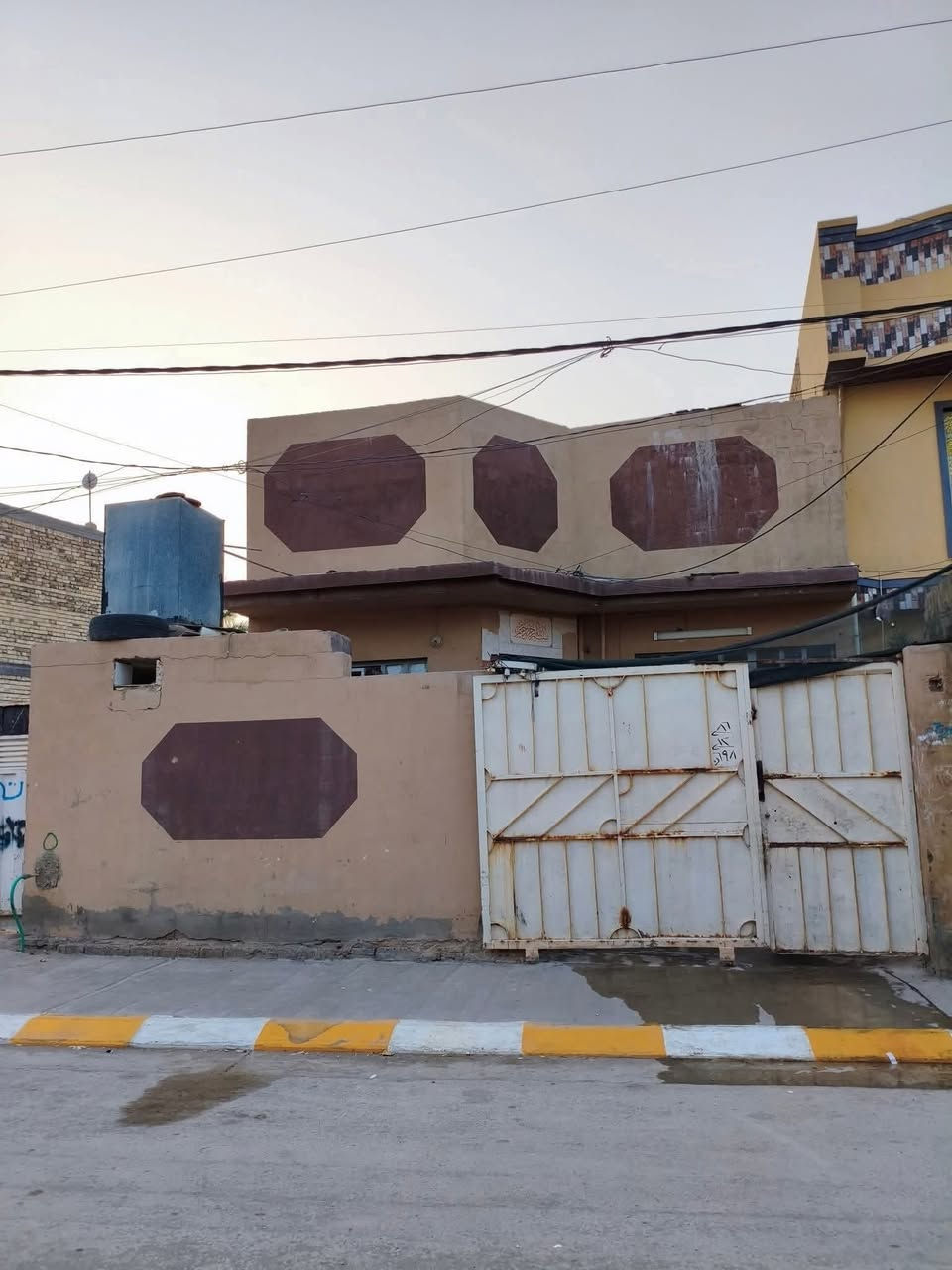 السلام عليكم 
..يوجد / مشتمل #للبيع /عن طريق المصرف العقاري
#العنوان/الفلوجه حي اجبيل قرب جامع حسين الشلش 
..بناء بلوك 
درجه اولى 
#المساحه/ 150 متر 
طابق ونص 
فول سيراميك شغل درجه اولى
متكون من غرف عدد 2 + صاله+ مطبخ+ استقبال+ حمامات+ كراج سياره 
..شارع/10 تبليط ومجاري ومدارس قريبه ومتوفر جميع الخدمات
.....يباع نقدا او عل مصرف
السعر/90 مليون وقابل للتفوض 
ملاحظة السعر محدد من قبل صاحب العقار
أدآرة: 
           🏫مكـ✯͜͡ألعزه𝄠ـتب🏫 
                 ﴿وآتـسـآب﴾
                ***********
______________________________________
1️⃣●اسعار 💵العقارات المعلنة في مكتبنا تُحدد من قبل البائع 💸صاحب العقار وليس المكتب والسعر قابل للتفاوض بين البائع والمشتري📜
2️⃣●⌛نتميز بعدم رفع سعر العقار من قبلنا ونجمع البائع🤝 والمشتري وجهاً لوجه لغرض الاتفاق📝  على السعر النهائي 
3️⃣●🎈حي التأميم شارع المنجزات مجاور محطة خليج العرب لغسيل السيارات وقرب تقاطع جامع التقوى, Fallujah, Iraq اذا عندك عقار تريد تعرضه للبيع او تريد تشتري عقار 
4️⃣📬فقط ارسال المعلومات  على الواتساب او الاتصال على هواتف 
مكـ✯͜͡ألعزه𝄠ـتب
***********(واتساب)
☎️نستقبل هواتفكم على الارقام التاليه 
أدآرة﴾

        ﴿مكـ✯͜͡ألعزه𝄠ـتب﴾

       ﴿أيمن⚕️ألعيساوي﴾
           واتساب⬇️
      ***********☎️
             اتصال⬇️
  ***********☎️
