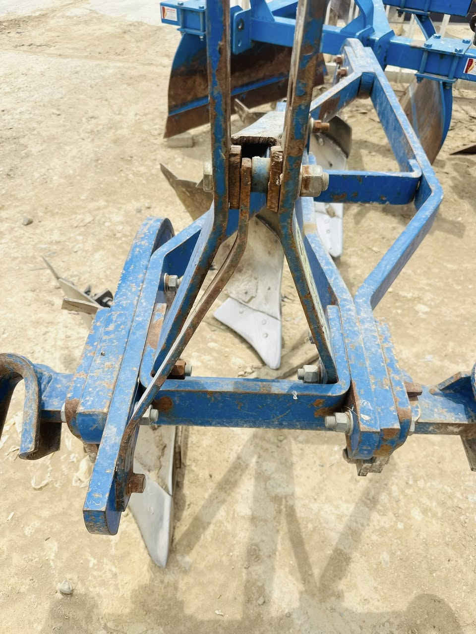 السلام عليكم للبيع فدان تركي ثلاثي حجم (12) ايدان مكفول موديل 2020 العنوان واسط الزبيديه للستفسار اتصل ***********
***********
