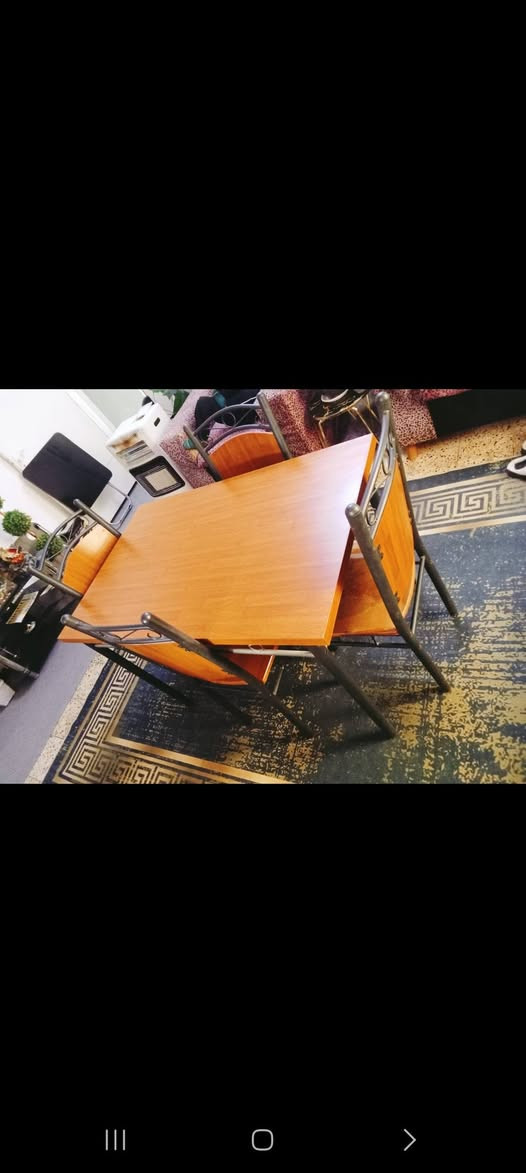ميز طعام. مع ٤ كراسي.  الميز جدا نظيف. غير مستعمل. فقط الكراسي.   بيهن اضرار بسيطة يرادلهن لحيم بسيط.  السعر ٧٥ الف. بغداد العامرية. وات ساب ***********
