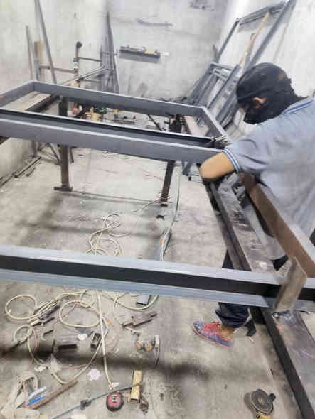 حداده عامه  صبغ انواع الحديد 
قمريات+غرفة سندويش بنل كيسبان+
بيبان خارجيه +درج خارجي
+محجررات+ديكورات  أحدث شي شغل درجة اولى
داخل بصره فقط  
لتواصل وتساب *********** ودللو
