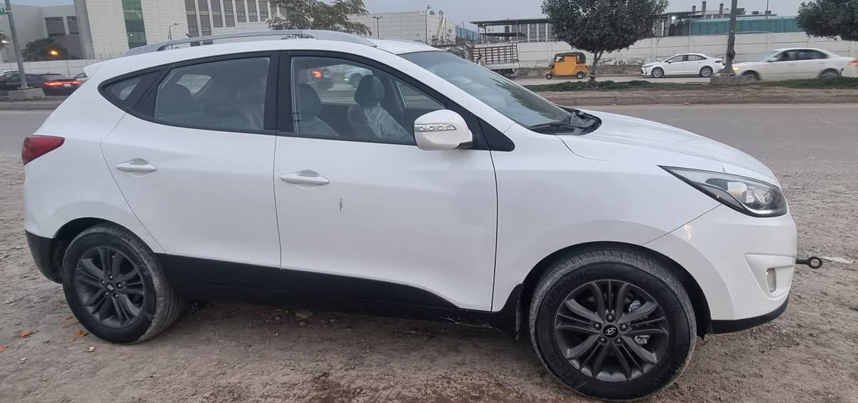 السلام عليكم  
 توسان موديل 2015
رقم بابل 
ماشية 151
" اشاير بالمري  
" بلوتوث+ AUX 
"كامره 
" تحكم ستيرن 
" تبريد قطعتين
مكفولة من الضربة والصبغ والبارد 
المكان بابل 
 ***********
