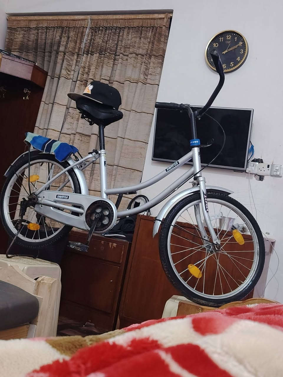 سلام عليكم بايسكل حجم 20 البيع السعر 50 و بي مجل الباسكل  نضيف مكاني كربلاء الحر الرقم ***********
