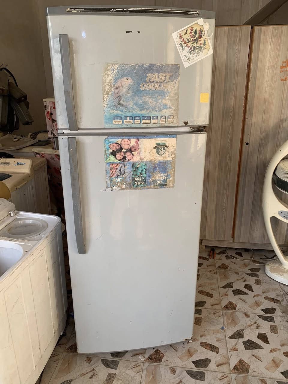 ثلاجه البيع بل شرط  كل عيب مابيه ***********
