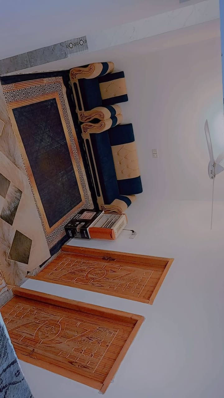 بيت بلديه شارع حمدان ريسي يبعد ١٠متر تبليط وماوكهربا يحتوي على قرفتين وصاله ومطبخ ستقبال وحمام ومدخل حمام خرجي كهربائيّ ماء السعر ٣٥مليون وبي مجال اتصل ***********
