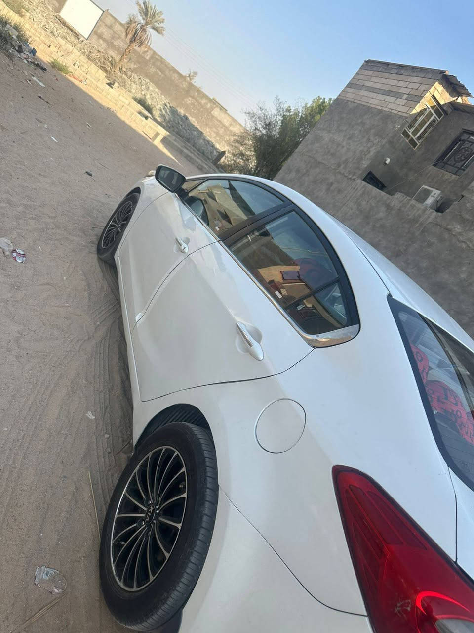 2015 Kia سيراتو
المسافه المقطوعه250000كم
مكينه 1600 دوش سياره خليجيه 
كيرAt
منضومه تبريد جديده تبريد ثلج
حداديه من طول الطول جديده 
سياره جاهزه من كلشي
فول موصفات  فتحه تحكمات
بيها ٣ قطع صبغ الي  هنه صندوك وجاملق وباب خلفي وعندي فيديو اثناء صبغ وبيها شخط بار قليل مبين بل صور سعر ١٠٥ وبيها مجال مكان ابي الخصيب *********** البصرة, العراق
