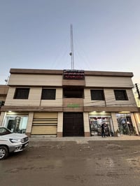 بناية للايجار مجمع طبي فقط  تحتوي على شقتين  الشقة الاولى: غرفتين وصال...