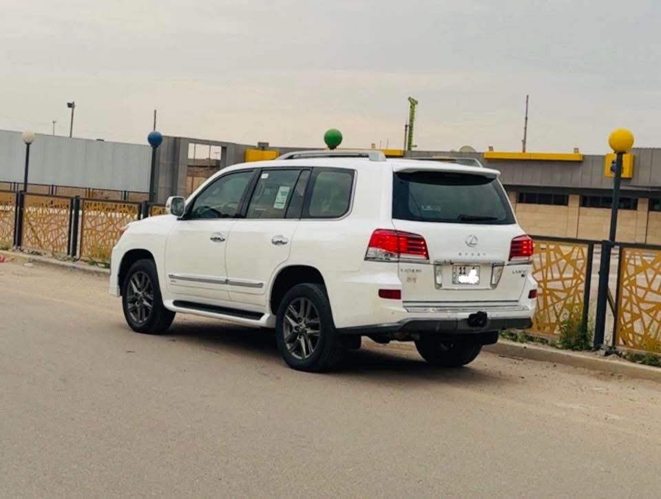 الكزس الموديل (2013) 5700 Lexus برايم اصلية 
مكفولة   رقم بغداد الدولي 
المواصفات فول 1/1  جكااااات 
*بصمة + بصمة ابواب 
*سلايد روف 
*جكااااات
*صندوق كهرباء 
*كامرات عدد 5 
*كشنات امامية كهرباء 
*داخل قرميدي 
*كشنات الخلفية كهرباء 
*كراسي خزن ميموري 
*شاشات عدد 3 
*استيرن كهرباء  + تحكات جهتين
*فور يل  4*4
*كشنات تدفئة تبريد
*رادارات امامية وخلفية وجوانب
*حساسات امامية وخلفية 
*ثلاجة + ثلاث انظمة القيادة
*نقطه عمياء +مري شفط
*تشغيل عن بعد +طفاية
*زينون +تدفئة استيرن 

السعر   375  وبيها مجال 
الاتصال على رقم  *********** 
مكان السيارة بغداد
