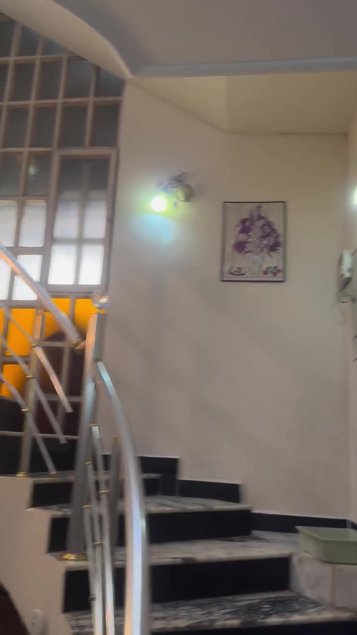 بيت ٢٠٠ متر في السيديه يحتوي وحدتين سكنيه للإيجار
طابق ارضي صاله استقبال واسعه وهول 
مطبخ وغرفه نوم وحمامين
طابق اول يحتوي غرفتين ومطبخ وحمام 
ارضيات مرمر
سقوف ثانوية 
٣ حمامات سيراميك
 واتس اب
***********
