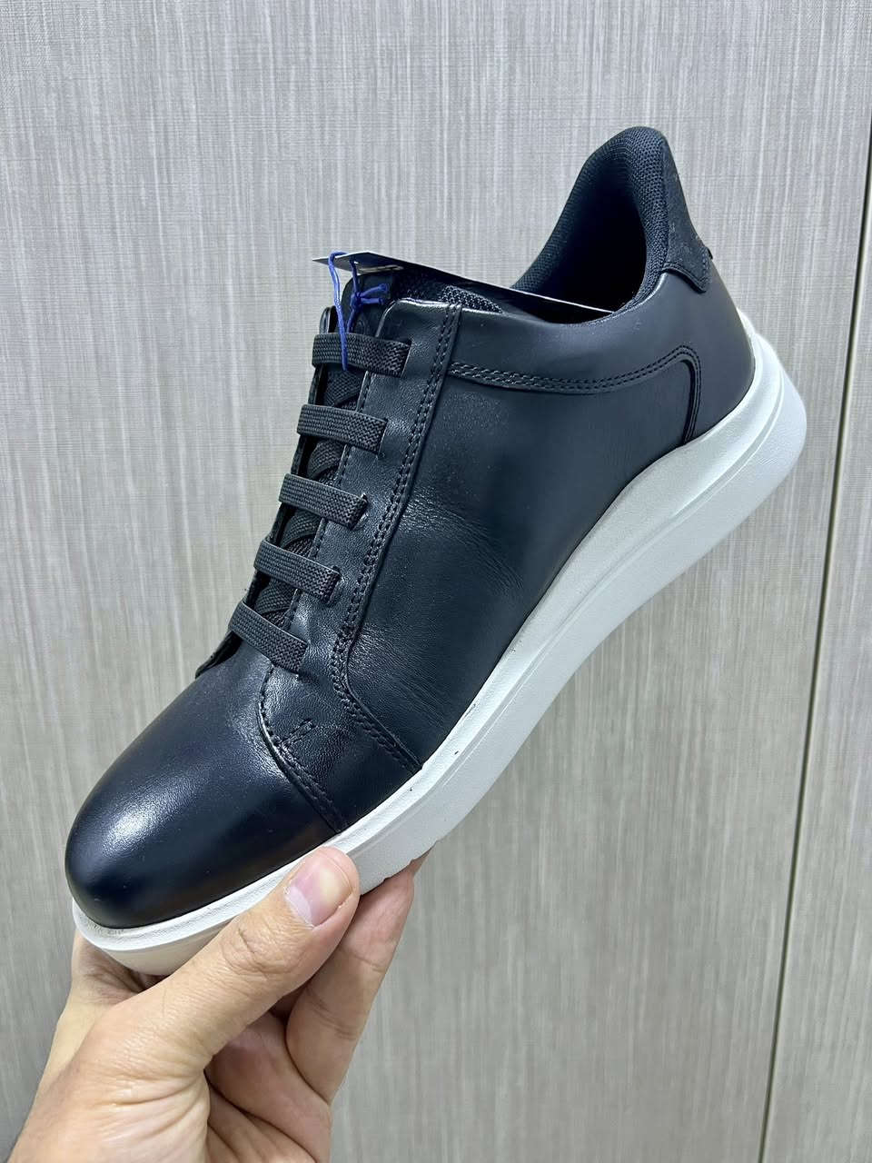 الحذاء مصنوع من جلد طبيعي 100% بلون اسود أنيق، مع تصميم عصري ونعل مريح جداً مناسب للمشي والاستخدام اليومي.

المواصفات:

 • الخامة: جلد طبيعي
 • اللون: لون اسود
 • المقاس:  43
 • مزوّد بتقنية STEP ACTIVATED

السعر 125 الف ، تواصل خاص
او واتس اب
***********
