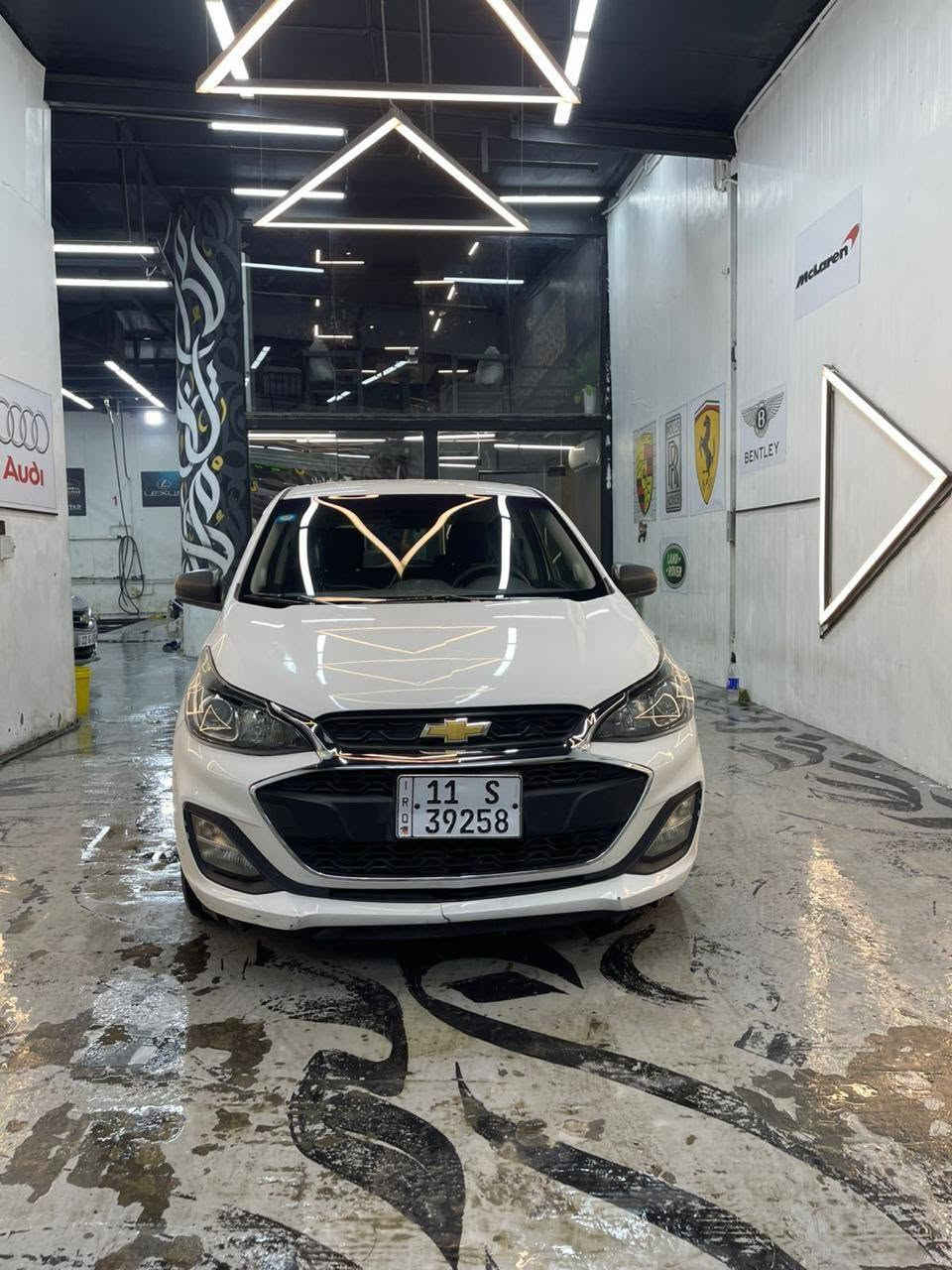للبيع | Chevrolet Spark 2021 | وارد أمريكي 🇺🇸
تم تخفيض السعر لغرض البيع السريع
 السعر: 89 ورقة (قابل للتفاوض بالمعقول بعد المعاينة)

📍 الموقع: بغداد – الكرادة
سيارة نظيفة جدًا، اقتصادية بالوقود، مناسبة للاستخدام اليومي داخل المدينة، ومحركها و كير بحالة ممتازة.

المواصفات:
موديل 2021
وارد أمريكي
محرك اقتصادي 1.4L اقتصادي و قوي 
كير أوتوماتيك
ممشى 43 ألف 
اللون الأبيض
شاشة تدعم Apple CarPlay و Android Auto 
كاميرا خلفية
بلوتوث + USB + AUX 
تكييف ممتاز
نظام ABS مانع انغلاق الفرامل
وسائد هوائية 
نظام الثبات الإلكتروني

حادث السيارة سطحي خفيفة جداً مكفولة من التبديل فقط تصليح جاملغ امامي و بنيد و باب ، السيارة ايرباك شاصي دواخل مكفول  
📞 للتواصل: ***********
