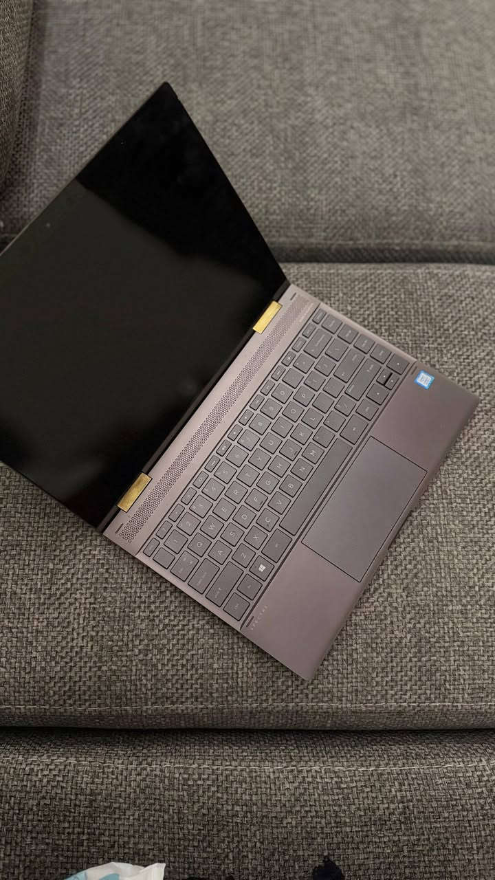 للبيع لابتوب HP Spectre x360 بحالة جيدة، جهاز من الفئة الفخمة (Ultrabook) يجمع بين الأناقة في التصميم والأداء القوي. الجهاز قابل للتحويل (Convertible 360) ويتحول إلى تابلت، مثالي جداً للدراسة، العمل المكتبي، ومشاهدة المحتوى.
للبيع لابتوب HP Spectre x360 بحالة جيدة، جهاز من الفئة الفخمة (Ultrabook) يجمع بين الأناقة في التصميم والأداء القوي. الجهاز قابل للتحويل (Convertible 360) ويتحول إلى تابلت، مثالي جداً للدراسة، العمل المكتبي، ومشاهدة المحتوى.

المعالج: Intel Core i7 (الجيل الثامن) - 

​الرام: 16GB.
​الخزن: 512GB SSD 
​الشاشة: 13.3 بوصة، دقة Full HD، تعمل باللمس (Touch Screen).
​السعر ٤٠٠ الف مكاني بغداد


**إذا كنت صاحب هذا الإعلان وتريد حذفه لأي سبب، رجاءا أرسل رسالة إلى الدعم الفني**