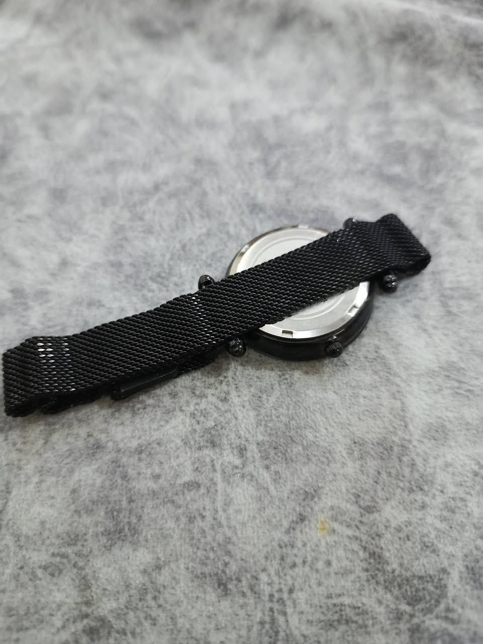 الماركة: فيترون (Fitron)💯
نوع الحركة: تعمل بحركة الكوارتز (Quartz) تعتمد على محركات يابانية عالية الجودة.
السوار: يأتي السوار بتصميم شبكي (Mesh) مصنوع من الفولاذ المقاوم للصدأ (Stainless Steel).
القفل: تعتمد هذه النسخة غالباً على قفل مغناطيسي لسهولة الارتداء والتحكم في المقاس.
الميناء: ميناء أسود مزين بفصوص كريستالية عند مؤشرات الساعات، مع أرقام رومانية محفورة على الإطار الخارجي .
الزجاج: يتميز بكونه زجاجاً معدنياً مقاومًا للصدمات والخدوش البسيطة.
السعر خاص 🌹🎀


**إذا كنت صاحب هذا الإعلان وتريد حذفه لأي سبب، رجاءا أرسل رسالة إلى الدعم الفني**