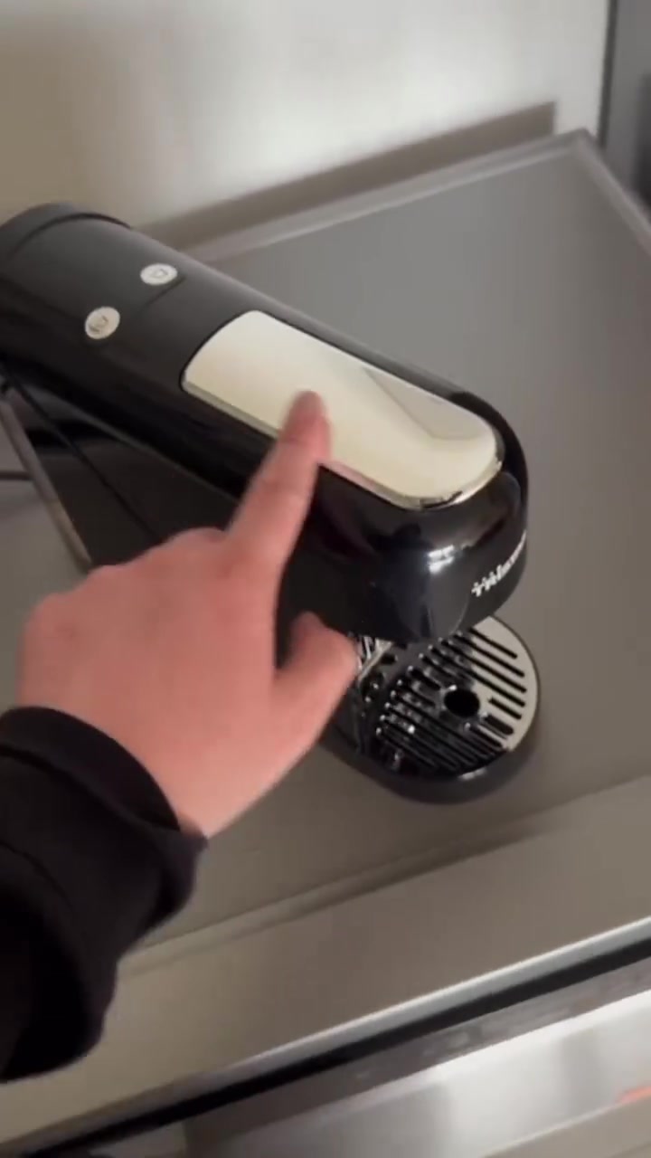 ماكنة قهوة كبسولات نسبريسو 🧋☕️ السعر 50 الف 🔥

ماكينة صنع القهوة بالكبسولات Tristar PD-903.

* التوافق: الماكينة متوافقة مع كبسولات Nespresso.

* الأداء: تحتوي على مضخة ضغط بقوة 20 بار لضمان استخلاص غني للنكهة والرائحة .

* المواصفات: تتميز بقدرة 1400 واط 

 * وخزان مياه بسعة 0.8 لتر.

تقوم آلة القهوة هذه بتحضير قهوة إسبريسو أو لونغو لذيذة

وبفضل الطاقة العالية التي تبلغ 1400 واط ونظام الضخ الذي يبلغ 20 بار، يتم ضمان أقصى قدر من الطعم والرائحة، مما يجعلها مثالية لأي وقت من اليوم.
‎


**إذا كنت صاحب هذا الإعلان وتريد حذفه لأي سبب، رجاءا أرسل رسالة إلى الدعم الفني**