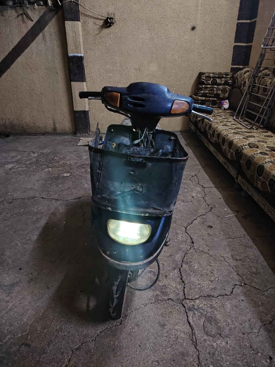 السلام عليكم عدني هاذه الماطور نضيف كلو شغال بس يعوزلو باتري الشاصي شرط كلشي مابي الاكسن يعوزلو بوربرين الماطور نضيف كدام العين السعر 160 بي مجال للطيبين التراصل عله هاذه الرقم ***********
