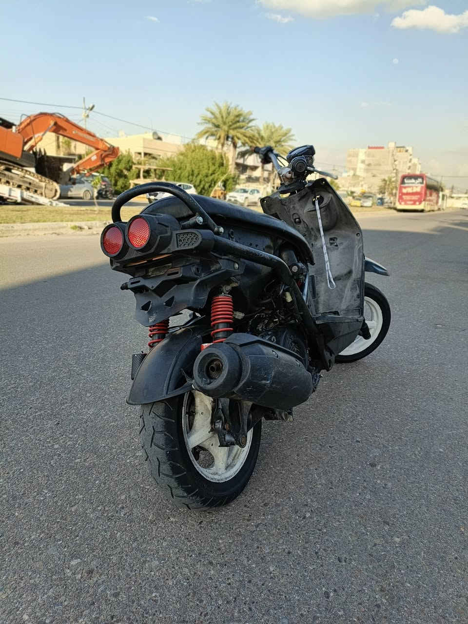 السلام عليكم دراجه سكنس للبيع دراجه كامله مكمله 
نقوصاتها شي بسيط دراجه شغاله نكره سلف وياله رياضي لون ابيض تايرات جيلاتين كهربايات كامله مكمله عداد كيج بانزين  كله شغال دراجه شلعه معدل بريكات امامي خلفي كله شغال دبلات جدد هايدروليك ملاح حلو ترايك وين ميعجبك باتري جديد كفراتهه كامله مكينه ناعمه وحلوه بانزين كله محسن السعر 600 وبيهه مجال بك لايت كامل دراجه مسون ولفات فقططط المكان حي القاهره الرقم *********** وتساب
