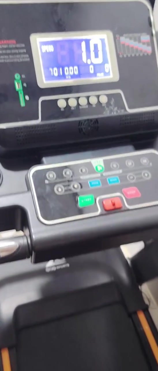 ​🏃‍♂️ جهاز سير كهربائي (تريدميل) للبيع - بحالة ممتازة 🏃‍♂️
للبيع جهاز ركض كهربائي منزلي متطور ومزود بكافة الميزات الذكية لمتابعة التمارين اليومية. الجهاز نظيف وشغال 100% 

​📌 المواصفات والمميزات:

​شاشة رقمية LED زرقاء واضحة جداً: تعرض لك كافة تفاصيل التمرين الحالية (السرعة الحالية Speed، المسافة المقطوعة DIS، السعرات الحرارية المحروقة CAL، ونبضات القلب PULSE).

​لوحة تحكم ذكية وسهلة الاستخدام: تحتوي على أزرار سريعة للتحكم بالسرعة ومستويات الارتفاع والانحدار (Incline).

​ميزة الانحدار (Incline): لزيادة صعوبة التمرين وحرق سعرات حرارية أكثر.

​نظام صوتي متكامل: يحتوي على منافذ لتشغيل الموسيقى أثناء الركض (منفذ فلاشة USB، منفذ كابل AUX/MP3، ومكان لـ ذاكرة SD) مع أزرار تحكم كاملة بالصوت والتنقل بين الأغاني.

​مراوح تبريد مدمجة: لوحة التحكم مزودة بمروحة لتوفير النسمات المنعشة أثناء التمرين المكثف.

​حامل أكواب مزدوج: يحتوي على مكانين على الجوانب لوضع مطارة الماء أو المشروبات الرياضية.

​مفتاح الأمان الأحمر (Safety Key): لفصل الجهاز فوراً في حالات الطوارئ لضمان سلامتك.

​مخطط نبضات القلب (Heart Rate Zones): مطبوع على الشاشة لمساعدتك في مراقبة مستوى حرق الدهون حسب عمرك ونبضك.

​💰 السعر:

​150,000 الف
#التواصل عبر الخاص


**إذا كنت صاحب هذا الإعلان وتريد حذفه لأي سبب، رجاءا أرسل رسالة إلى الدعم الفني**