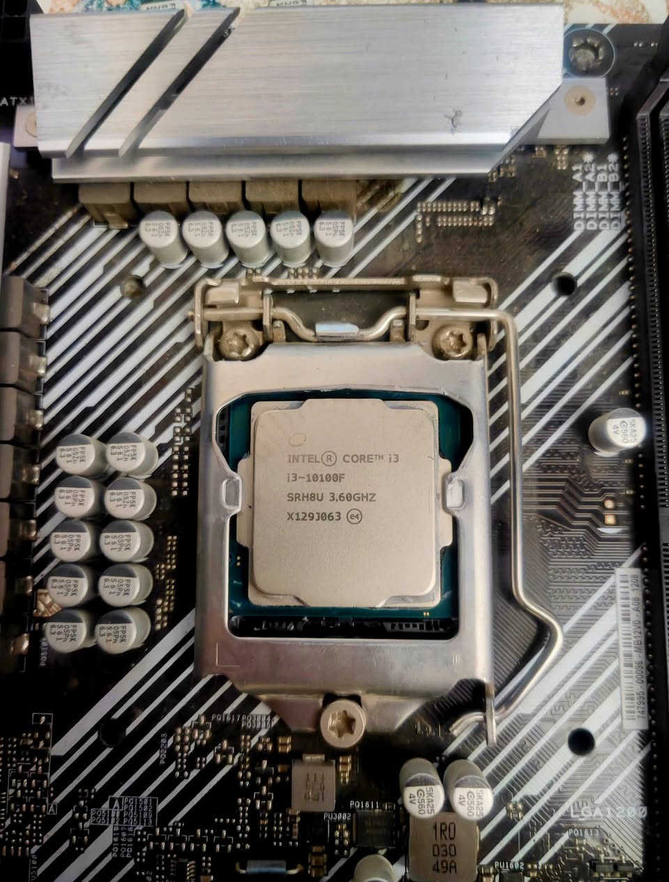 🚨 معالج شغال 100% + بوردة ASUS Z490 قاطعة شاشة للبيع 🚨
1️⃣ المعالج: Intel® Core™ i3-10100F.

الوضعية: شغال 100%، نظيف جداً ومضمون الفحص.
السعر: 75 ألف وبي مجال للشراي المحترم.

2️⃣ المذربورد: ASUS PRIME Z490-P الاحترافية.

الوضعية: البوردة توصل طاقة كاملة والكهرباء شغالة بها، بس (قاطعة عرض/ما تطلع شاشة) ومحتاجة تصليح. مشتتاتها ونظافتها تووب لأهل الصيانة أو الي يحب يصلحها ويستفاد منها.

السعر: 35 ألف وقابل للتفاوض البسيط (أو سعر خاص للي يأخذ القطعتين سوية).

📌 التوصيل: متوفر التوصيل مباَشرة داخل مناطق بغداد


**إذا كنت صاحب هذا الإعلان وتريد حذفه لأي سبب، رجاءا أرسل رسالة إلى الدعم الفني**