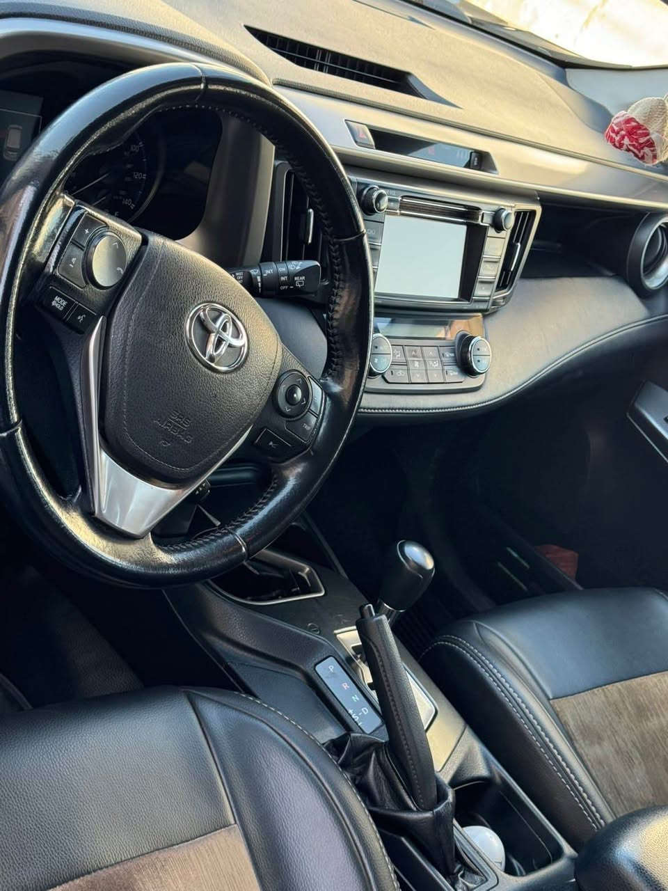 تويوتا
Rav4, XLE , 2017 , AWD 
ماوەى ڕۆيشتن : 110,000 میل
بوياغ: 2 بست سندووق دواوە 
يستۆن: 4 پستوّن
بزوێنه ر: 2.5
دەبل ئەکسل -كامێراى دواوه - سلايد - دياريكردنى خێرايى - شاشه - 8 پەڕەشووت - لايتى پێشەوەى زينون - لايتى پێشەوەى ليد - ئەپل کارپلەی - AWD - ڕادار - بلاجكتۆر-ویل کڕۆم
ڕقم هەولێر ڕقم و سەنەوی نوێ تاکوو 2028
نرخ 💵:  165وەرەقە
 پەیوەندی بکەن:  ***********📞 أربيل, العراق
