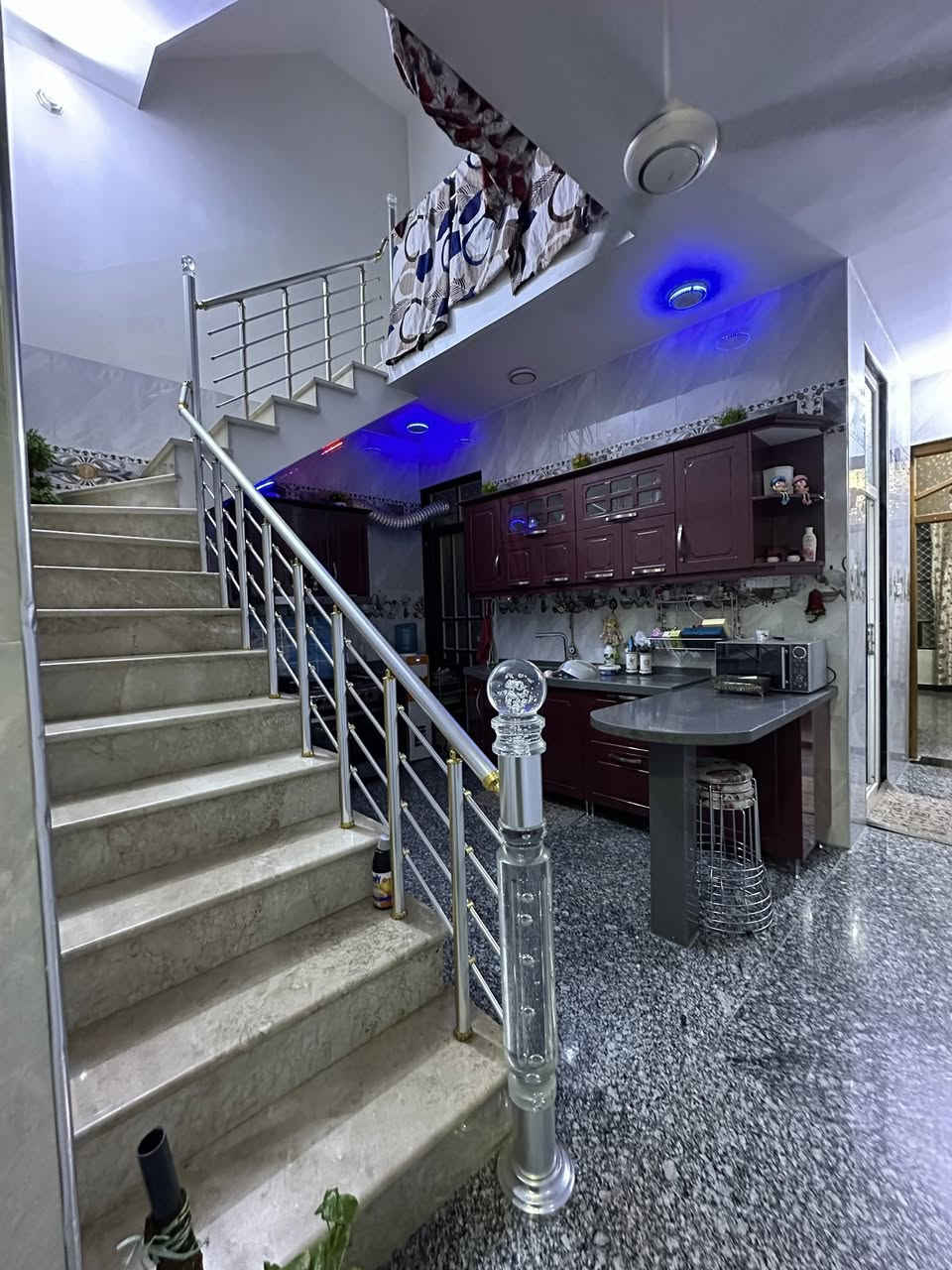 تم تخفيض سعر البيت فرصة مناسبة للجميع
بيت للبيع زراعي سند 25 اقرار محكمة ب اسمي في الامين الثانية طابقين بناء حديث 

المساحة 100 متر - الواجهة 5 متر - النزال  20 متر

الطابق الارضي: استقبال  - غرفة نوم - مطبخ - حمام داخلي مع تواليت غربي - حمام تواليت شرقي خارجي

الطابق الاول: 2 غرف نوم - حمام و تواليت  بالإضافة إلى بيتونة كبيرة وسطحين

العنوان: الامين الثانية سكينة الزراعي مقاطعة 9/2 تدخل للبيت من فرع مخبز الساعدي سابقآ  

للإستفسار الاتصال على الرقم ***********
