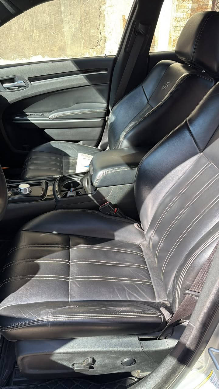 السلام عليكم
كلايسلر s300 اوباما مديل 2022 اصل وارد امريكي كفاله تقرير 
سياره مواصفات فول معروفه مواصفات ال S  ماشيه 47 الف ميل
رقم بغداد باسمي 
للأستفسار ***********
مكان الناصريه شارع بغداد
