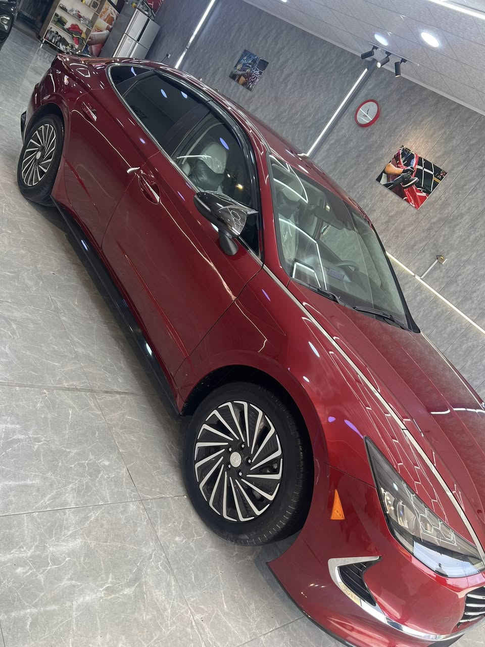 السلام عليكم سوناتا موديل 2023 محرك  2000المرغوب كير 8 نمر دبل كلج DCT ماشيه 26مايل حقيقي مكينه كير شرط الفحص وكاله مكفولات من كلشي حادث السياره مرفق بلمنشور فقط باب الصدر جهه الايمن مستبدل بدون ايرباك ضرر كلش بسيط سياره ليبل واحد تكحيل كارت بطرف جاملغ الخلفي رقم نجف الجديد هزه سنويه بعدها ماساقطه سياره ماناقصهه برغي مواصفات السياره
1 بصمه تشغيل وبصمه ابواب وبصمه صندوك
2 صندوك ذكي يفتح عند الاقتراب
3 رادار امامي وخلفي وجانبي
4 نقط عميه بلمرايات جانبيه
5 تبريد بيانو مناخي منفصل 
6 هيترات مقاعد اماميه
7 شاشه وكامره خلفيه دواره بلاديه
8 اشارات بلمرايه
9 توقف ذاتي وتبيه خروج عن المسار ونضام مساعده على البقاء في المسار
10 لد امامي لد خلفي
11 لايت 4 عدسات
12 جام مدبل يعني دبل جام عزل فول ماشاءالله 
بعد بيهه مواصفات مكاني نجف *********** سعره 175وبيه مجال
