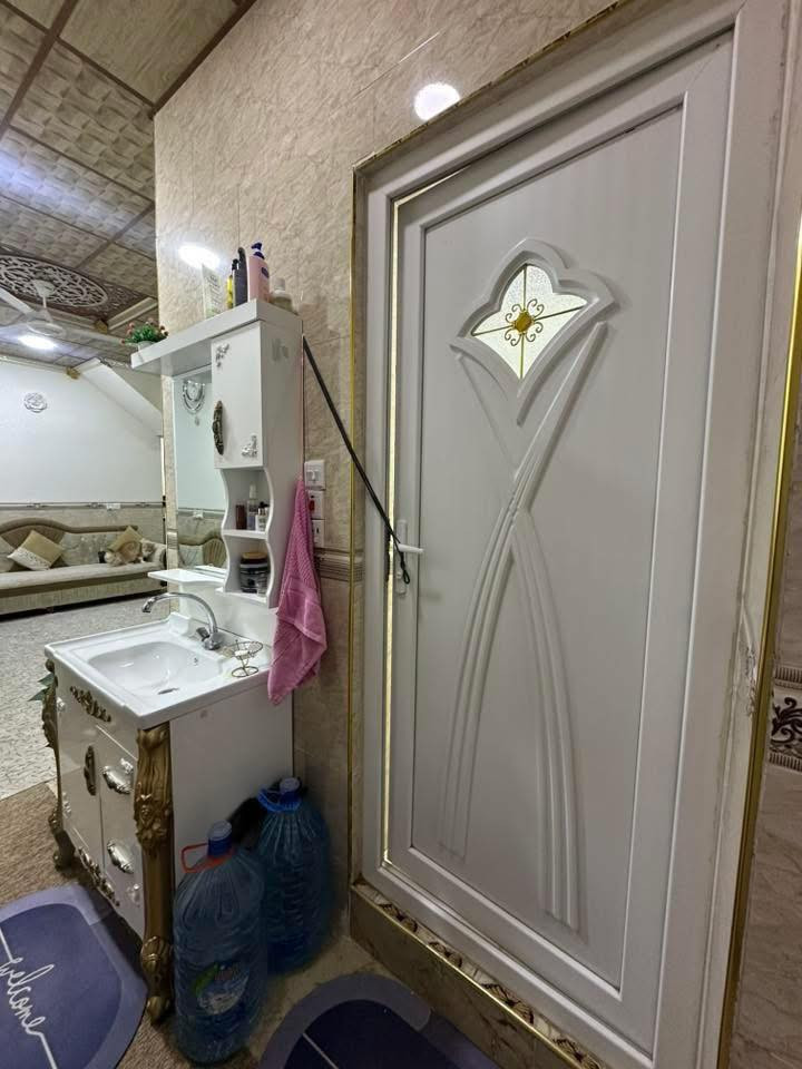 دار للبيع 100 متر طابقين ونص يحتوي على 3 غرف نوم وصاير مقابيل مدرسة طابو ملك صرف في منطقة حي العسكري - خلف جامع سداد برزنجي 
***********
