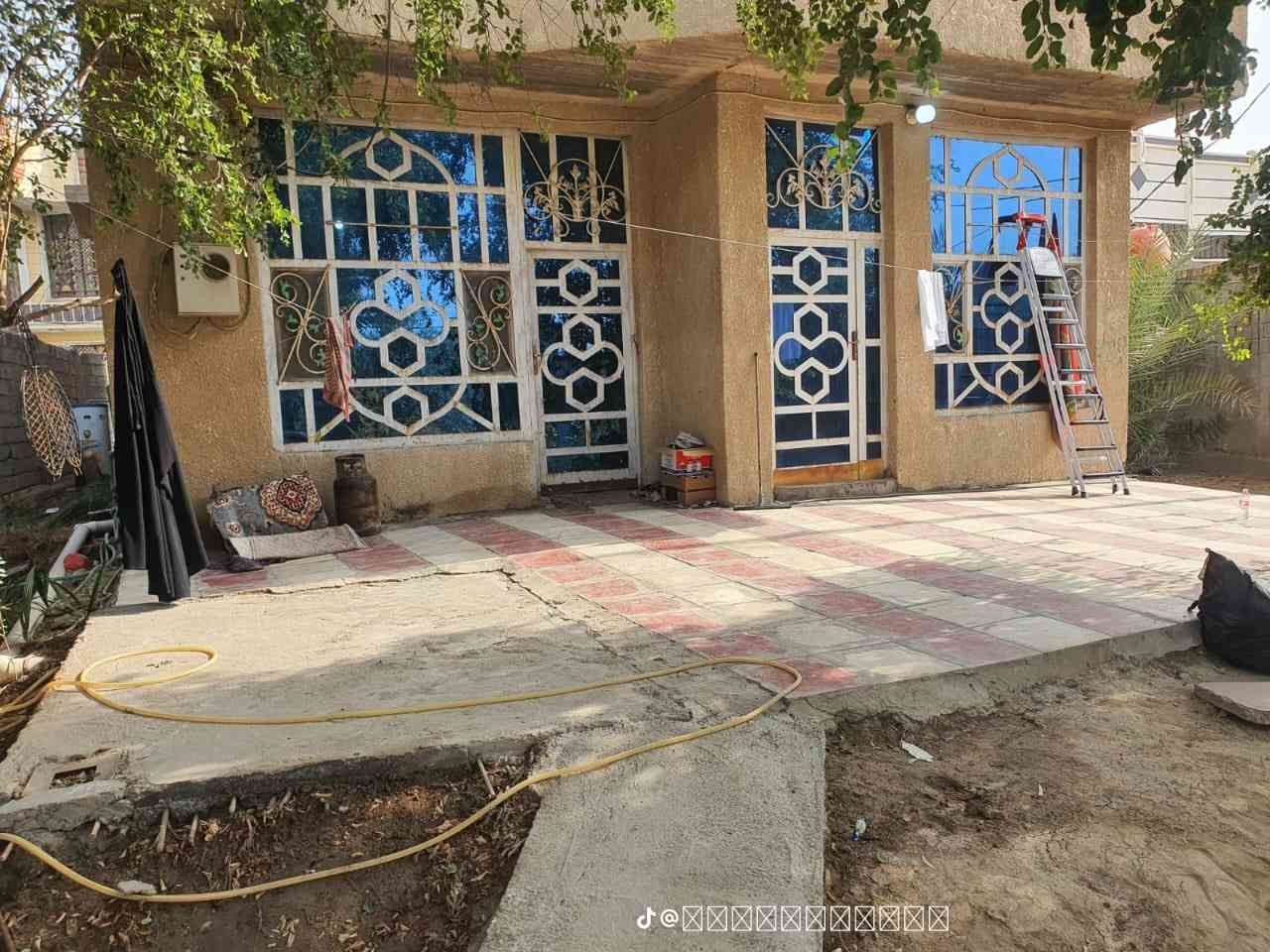 السلام عليكم بيت طابو زراعي سند ٢٥بأسمي المساحه الكليه ٥٠٠واقع حال ٦٠٠  محتويات البيت طابق واحد غرفة نوم +صاله  ومطبخ ومنور و٣محلات مأجرهن العنوان بني سأله على الشارع الرئيسي سنتر قرب الساده الطلقانين 
السعر ١٠٠ وبي مجال الاستفسار ***********
